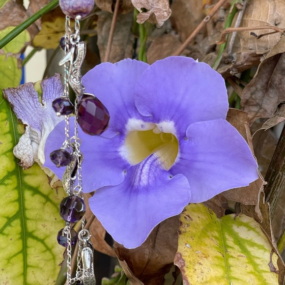 NWT 💟 DOUBLE STRAND CHARM BRACELET IN TONES OF PURPLE CRYSTALS WITH SHOE CHARMS - Picture 8 of 8
